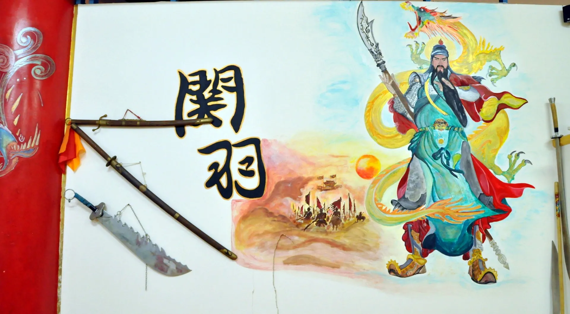 Murale di Guan Yu con spade e ideogrammi su una parete della sala